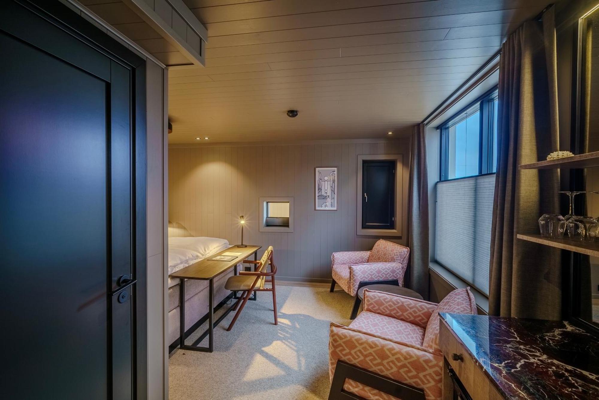 Henningsvaer Bryggehotell - By Classic Norway Hotels Buitenkant foto