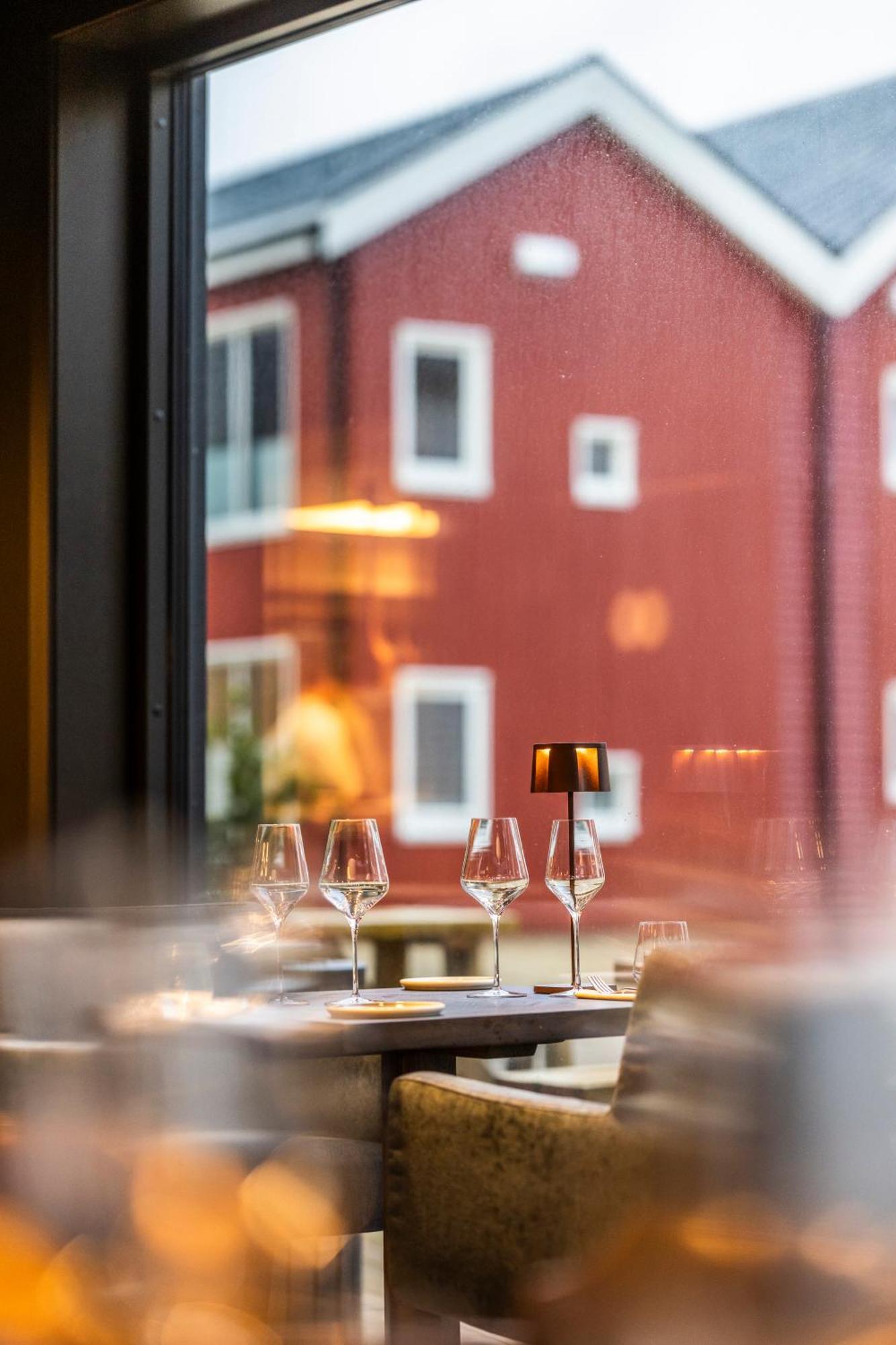 Henningsvaer Bryggehotell - By Classic Norway Hotels Buitenkant foto