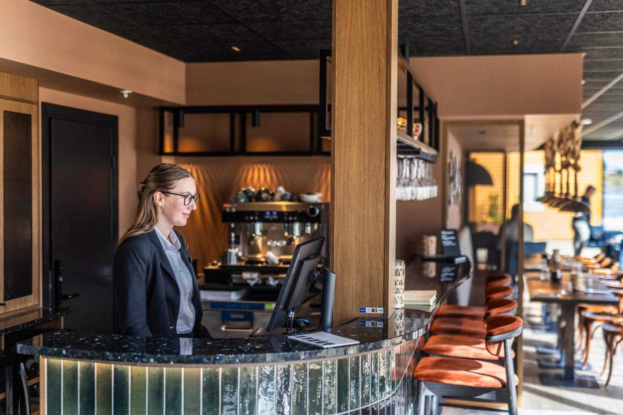 Henningsvaer Bryggehotell - By Classic Norway Hotels Buitenkant foto